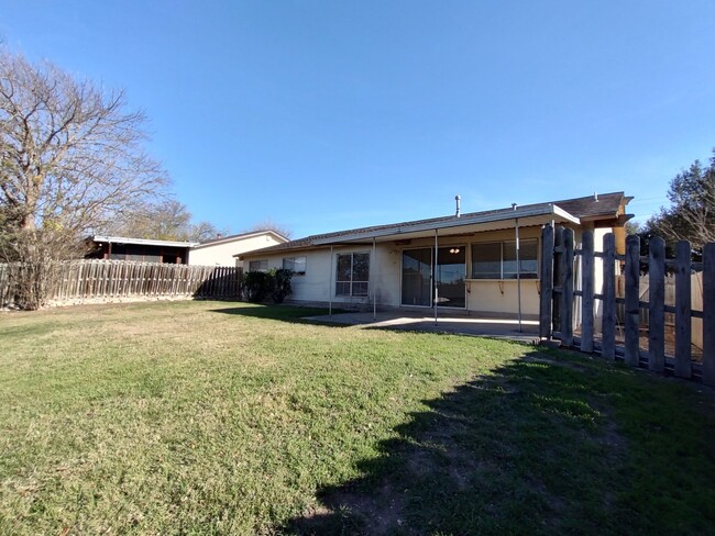 Building Photo - Live Oak 3 Bedroom Single Story Home