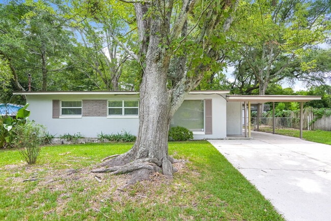 Building Photo - 2219 Limoges Dr E