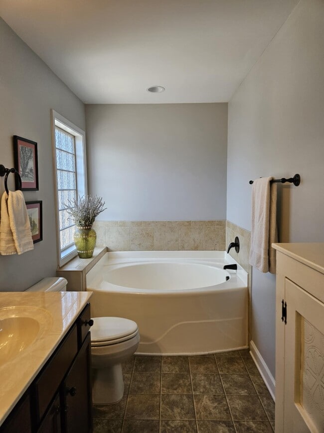 Building Photo - 307 First Post Rd