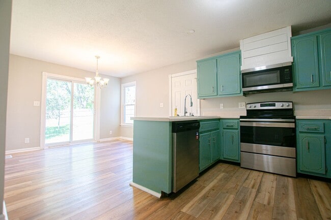 Building Photo - Updated Three Bedroom!