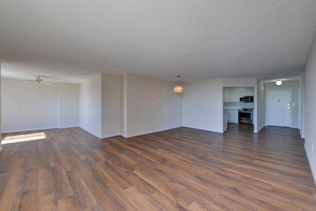 Building Photo - 1332 Harmon Cove Tower