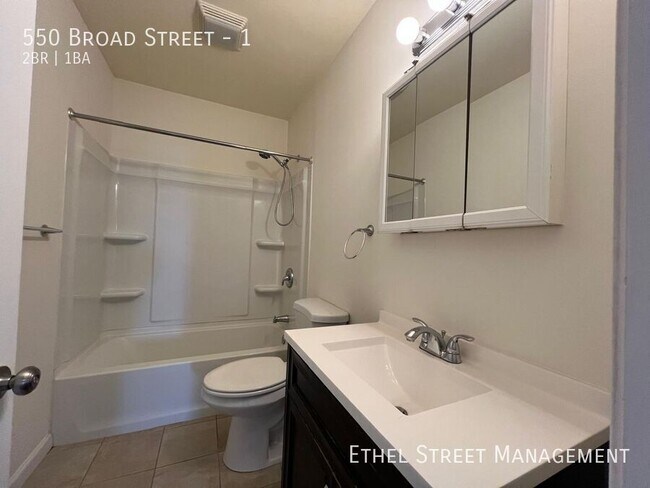 Building Photo - 550 Broad St