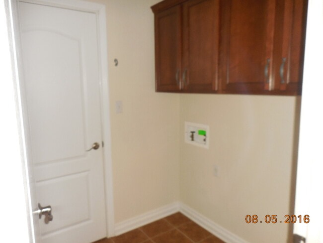 Building Photo - Lage 3 Bedroom  2 1/2 Bath Pet Friendly Home For Rent