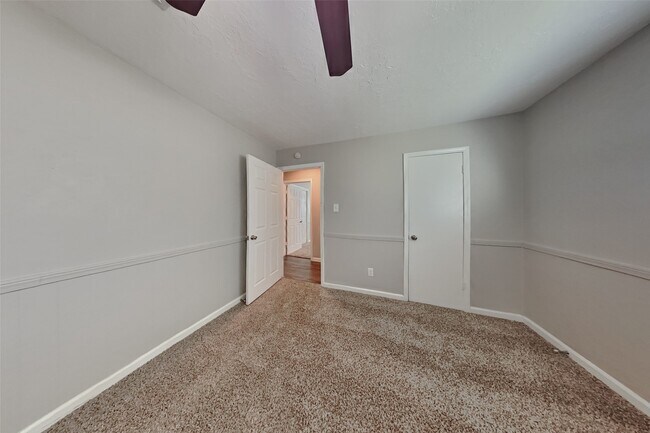 Building Photo - 25402 Elm Creek Dr