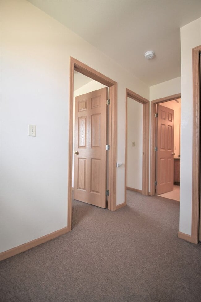Building Photo - Centrally Located 3b 1.5ba Townhouse with attached Garage and Patio!