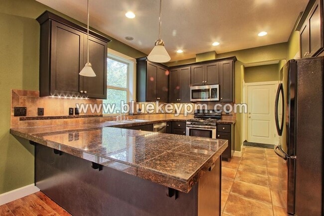 Building Photo - 5 Bedroom, 3.5 Bathrooms on a Culdesac, Wa...