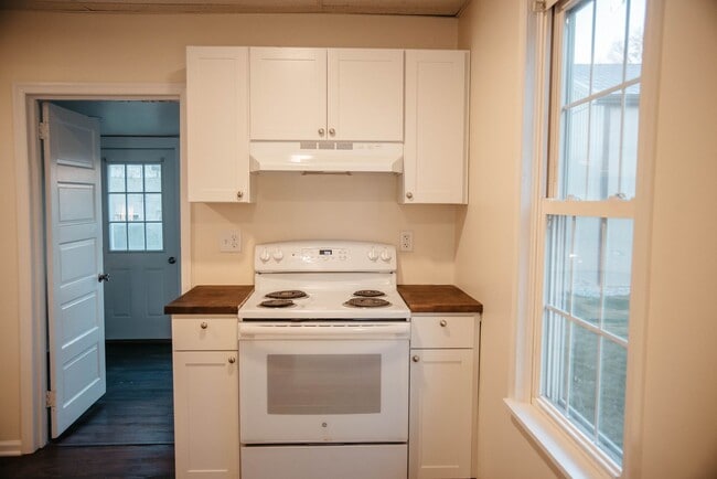 Building Photo - 5972 Pine St