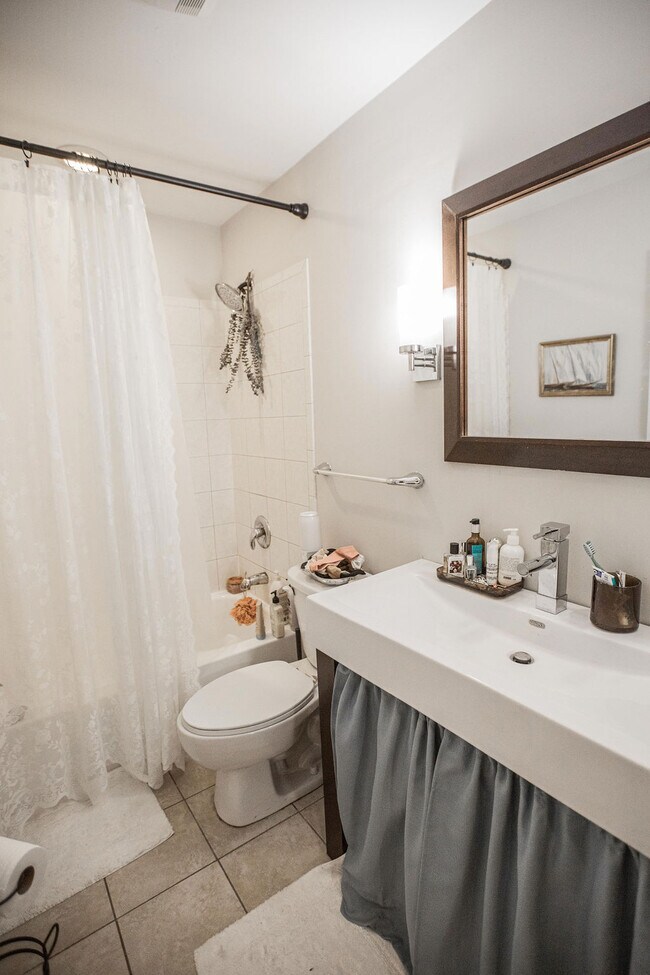 Building Photo - 816 N Dearborn St