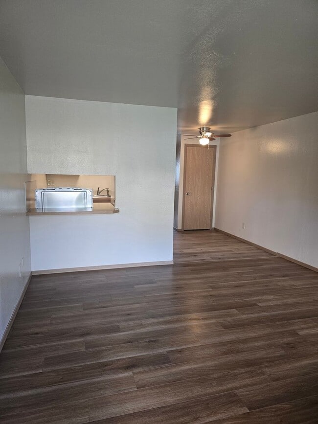 Building Photo - One bedroom renovated! $500 off first month's full rent at move in OAC!