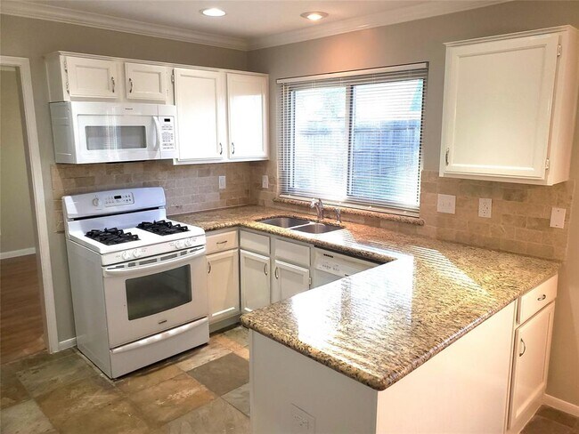 Building Photo - 2111 Aberdeen Dr