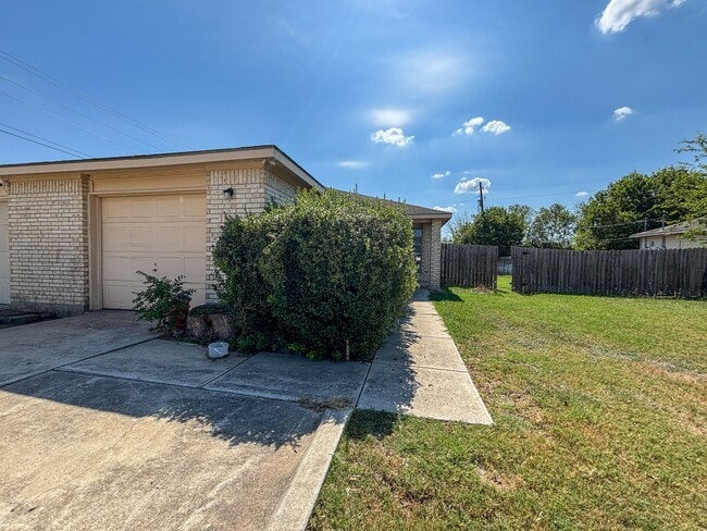 Primary Photo - 105 Long Ln