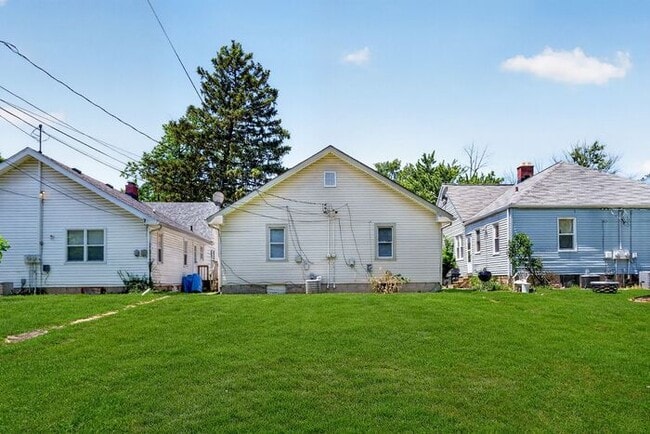 Building Photo - Freshly Updated Home in Warren Township