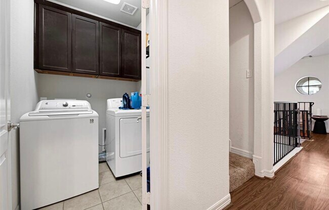 Building Photo - 1531 Woodbend Park W