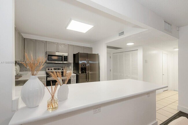 Building Photo - 2301 Collins Ave