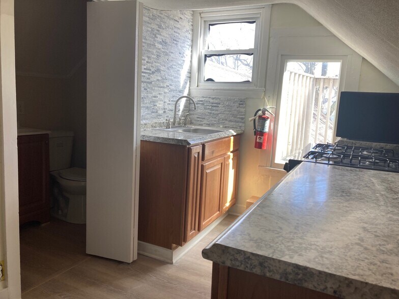 Building Photo - 64 Gray St