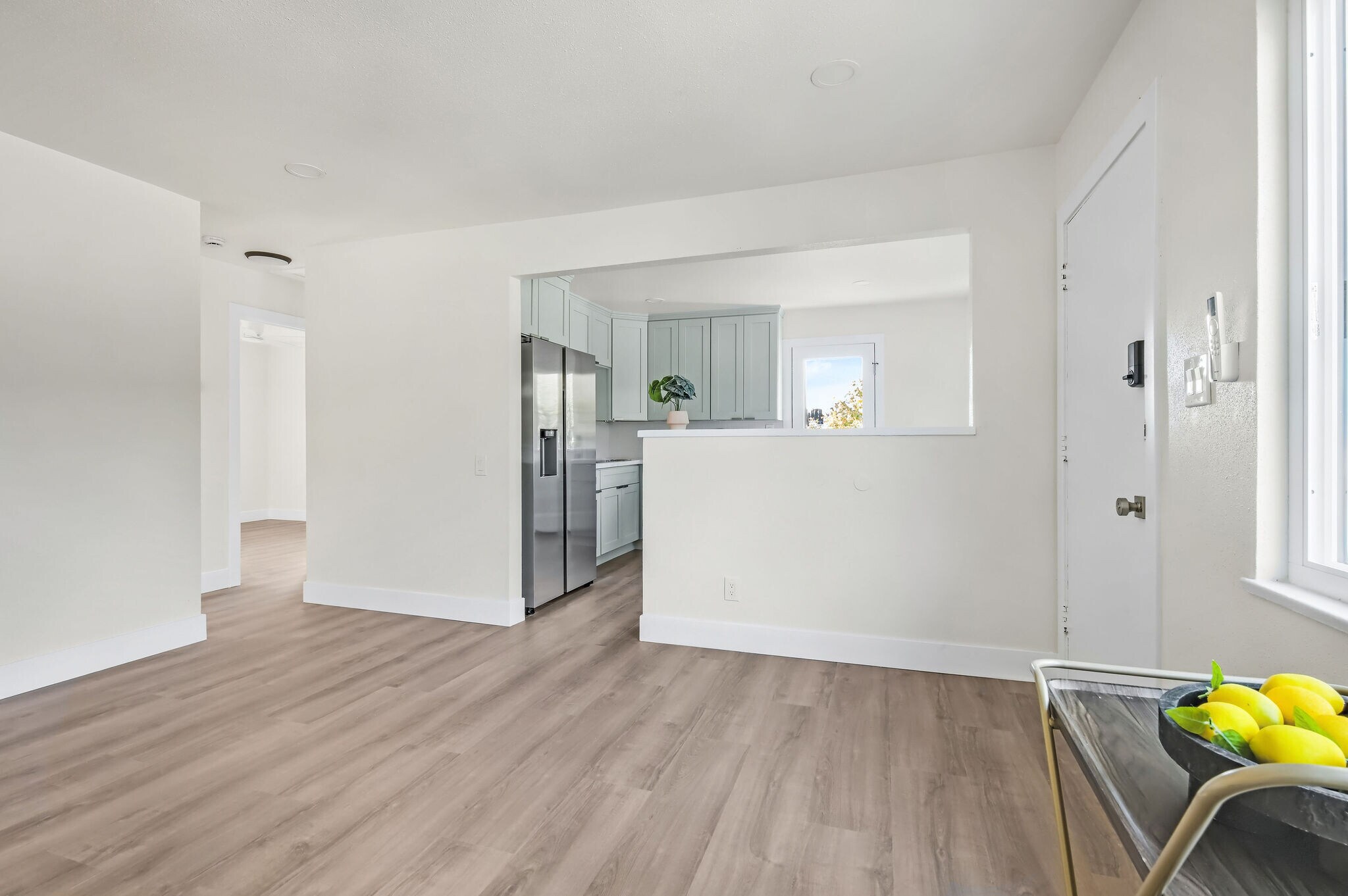 Spacious living room - 9213 Earl St