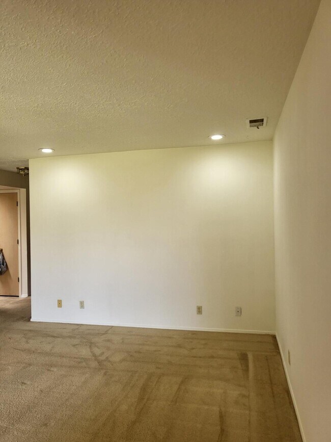 Building Photo - 827 Country Club Dr SE
