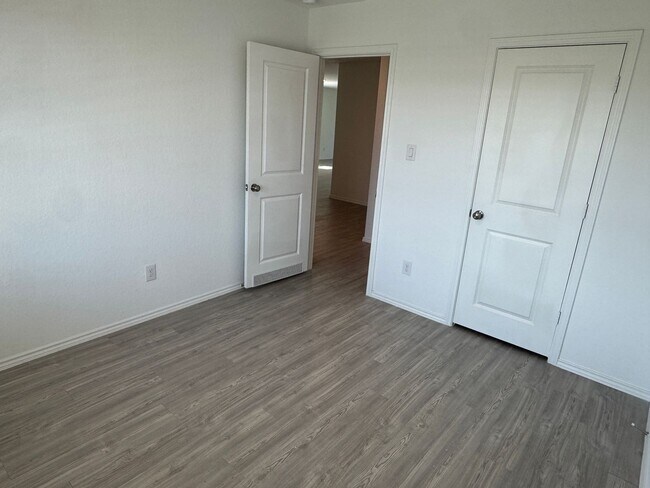 Building Photo - Far west gorgeous townhome ready for move in.