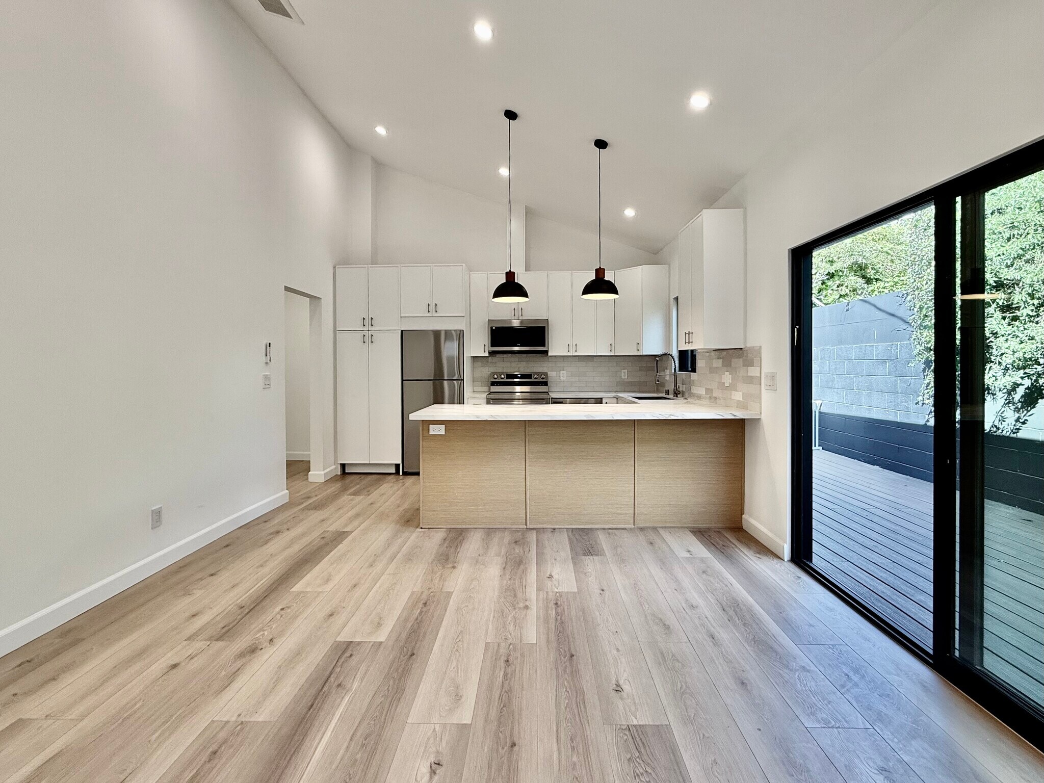 Building Photo - 619 N Vista St