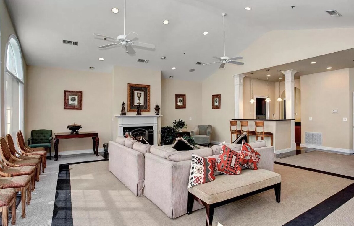 Community lounge - 4550 Strutfield Ln