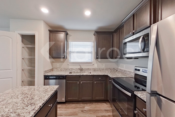 Building Photo - 713 St James Pl