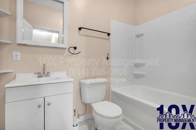 Building Photo - 1652 Summit St