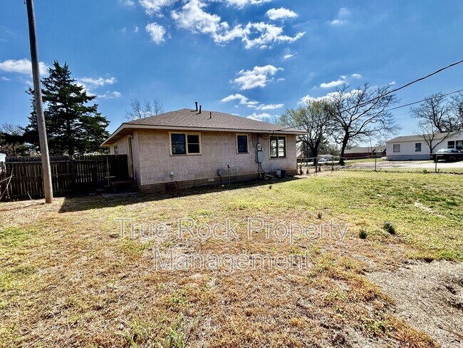 Building Photo - 300 E Main St