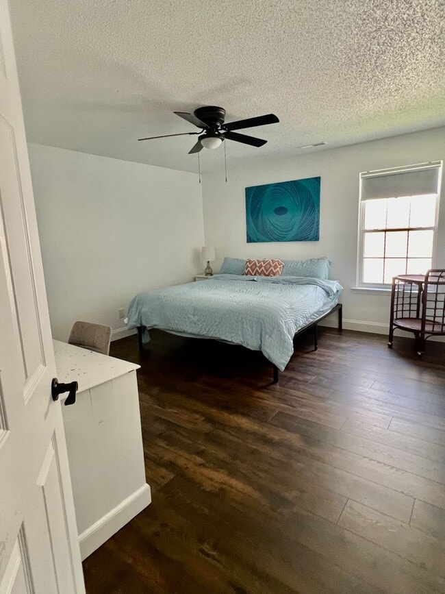 Building Photo - 4BD/2.5BA Gorgeous Home with Fence Backyar...