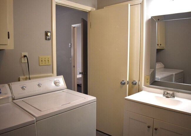 Building Photo - Newly Renovated 1 Bed/1 Bath Quadplex in C...