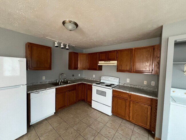 Building Photo - 105 W B St