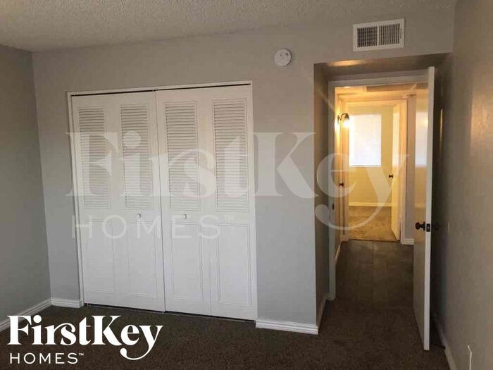 Building Photo - 907 W Kerry Ln