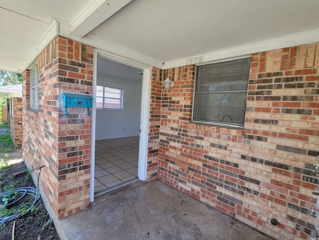 Building Photo - 3 Bedroom 1 bath Duplex!