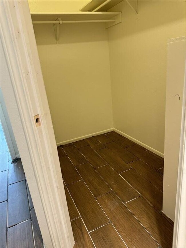 Building Photo - Cute 2/2 duplex with a garage