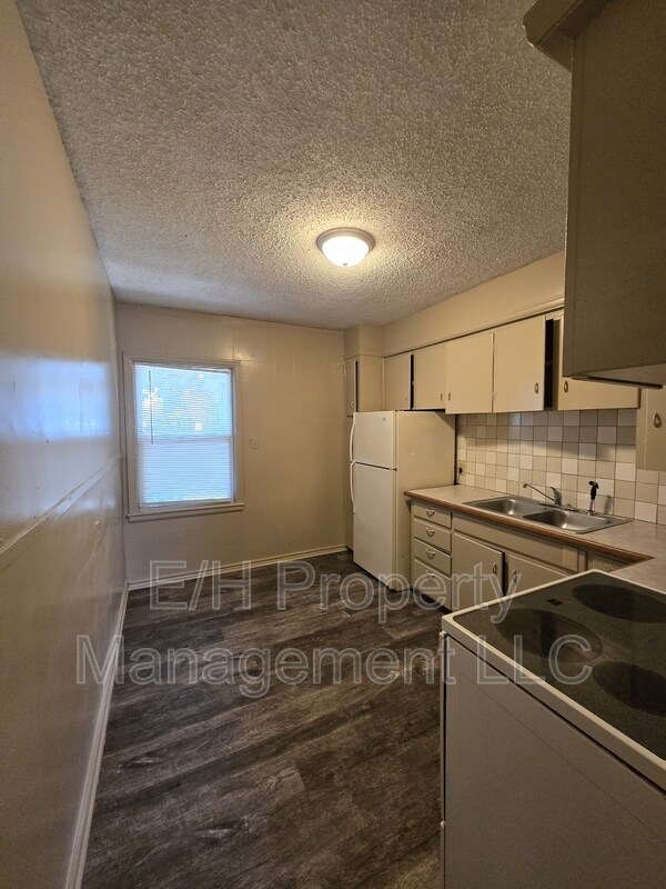Building Photo - 1419 S Martinson St
