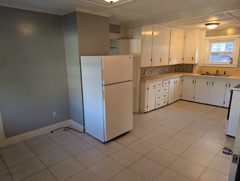 Building Photo - 159 Perham St