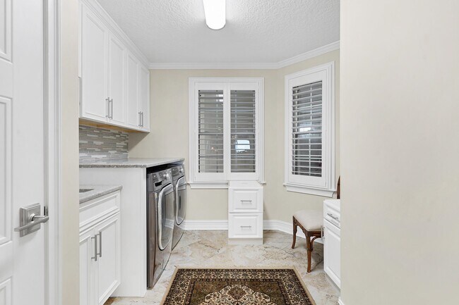 Building Photo - 33 Comares Ave