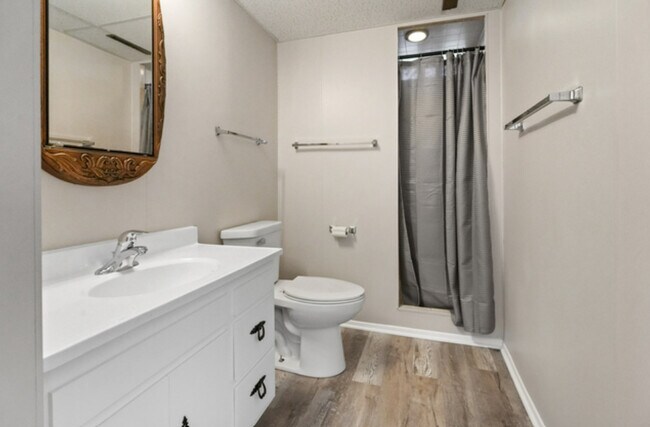 Building Photo - 2720 N Bayview Ln
