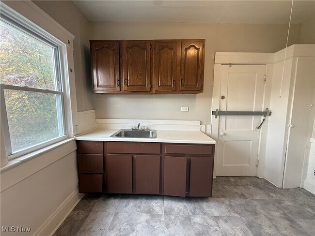 Building Photo - 1278 E 115th St