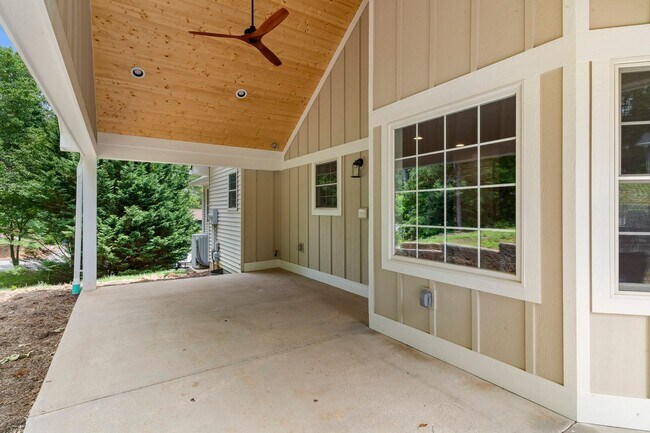Building Photo - Haw Creek Gem