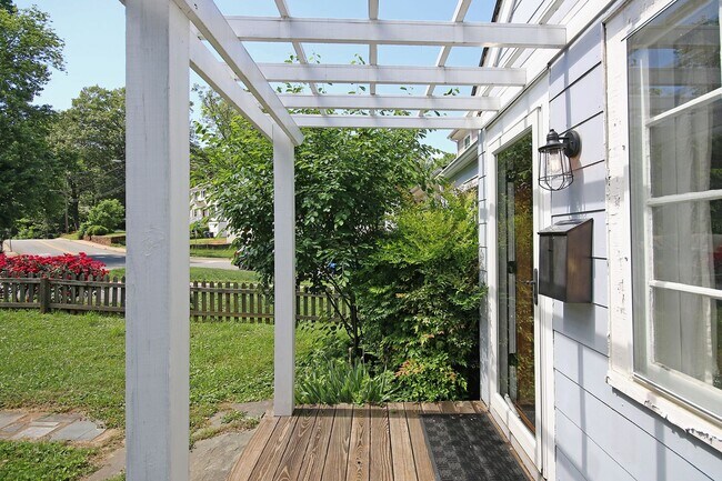 Building Photo - Charming Fry's Spring Cottage Near UVA