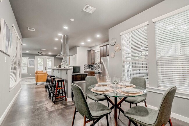 Building Photo - 2002 Rosewood Ave