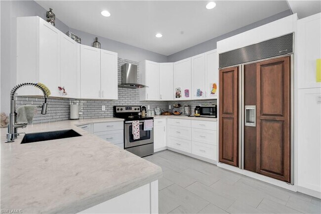 Building Photo - 682 Delmonico St