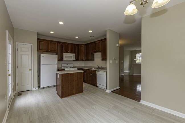 Building Photo - 4 BR Townhouse in Idlewild