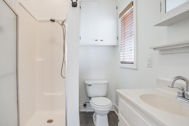 Building Photo - Well Maintained 3 Bed, 2 Bath in Establish...