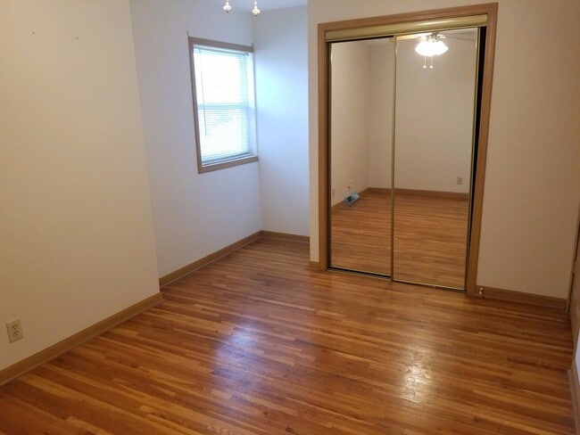 Building Photo - 2 Bedroom, 1.5 Bath Townhouse in Clinton, IA