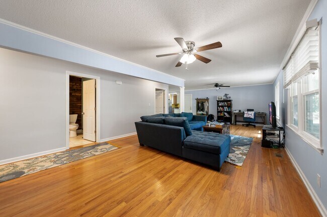 Building Photo - Cozy 3Bed/2Bath with plenty of natural light located in Durham! Enormous backyard is a must see!!