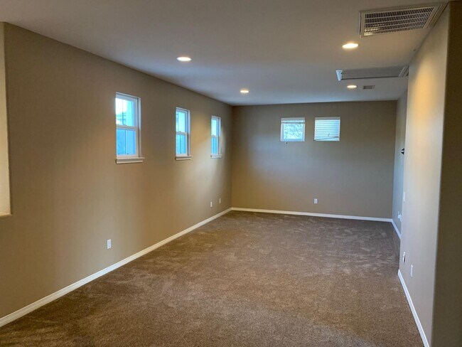Building Photo - Lovely home in desirable Moorpark neighbor...