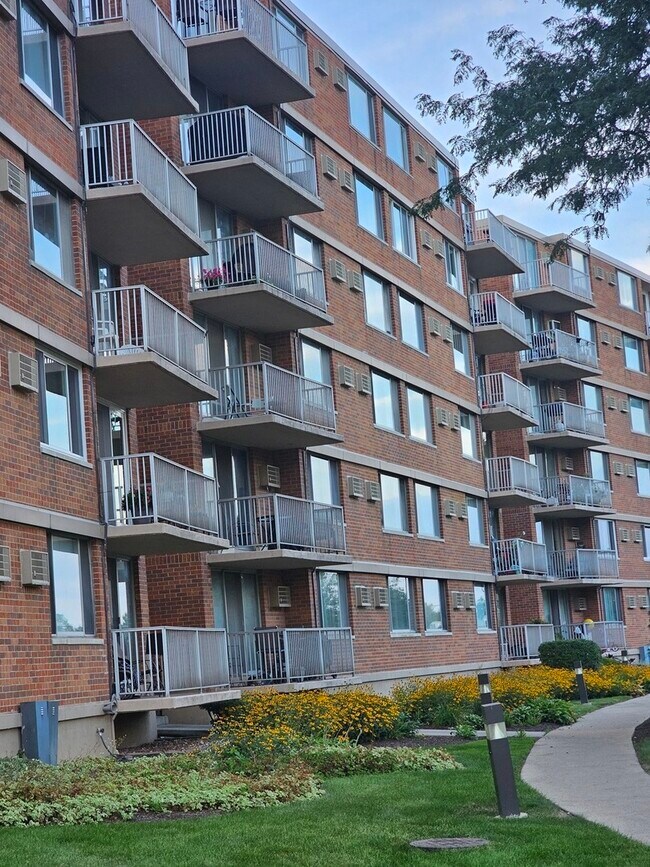 Building Photo - 2201 S Stewart Ave