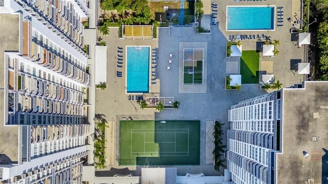 Building Photo - 18071 Biscayne Blvd