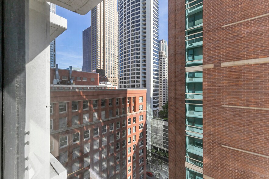 Building Photo - 21 E Chestnut St